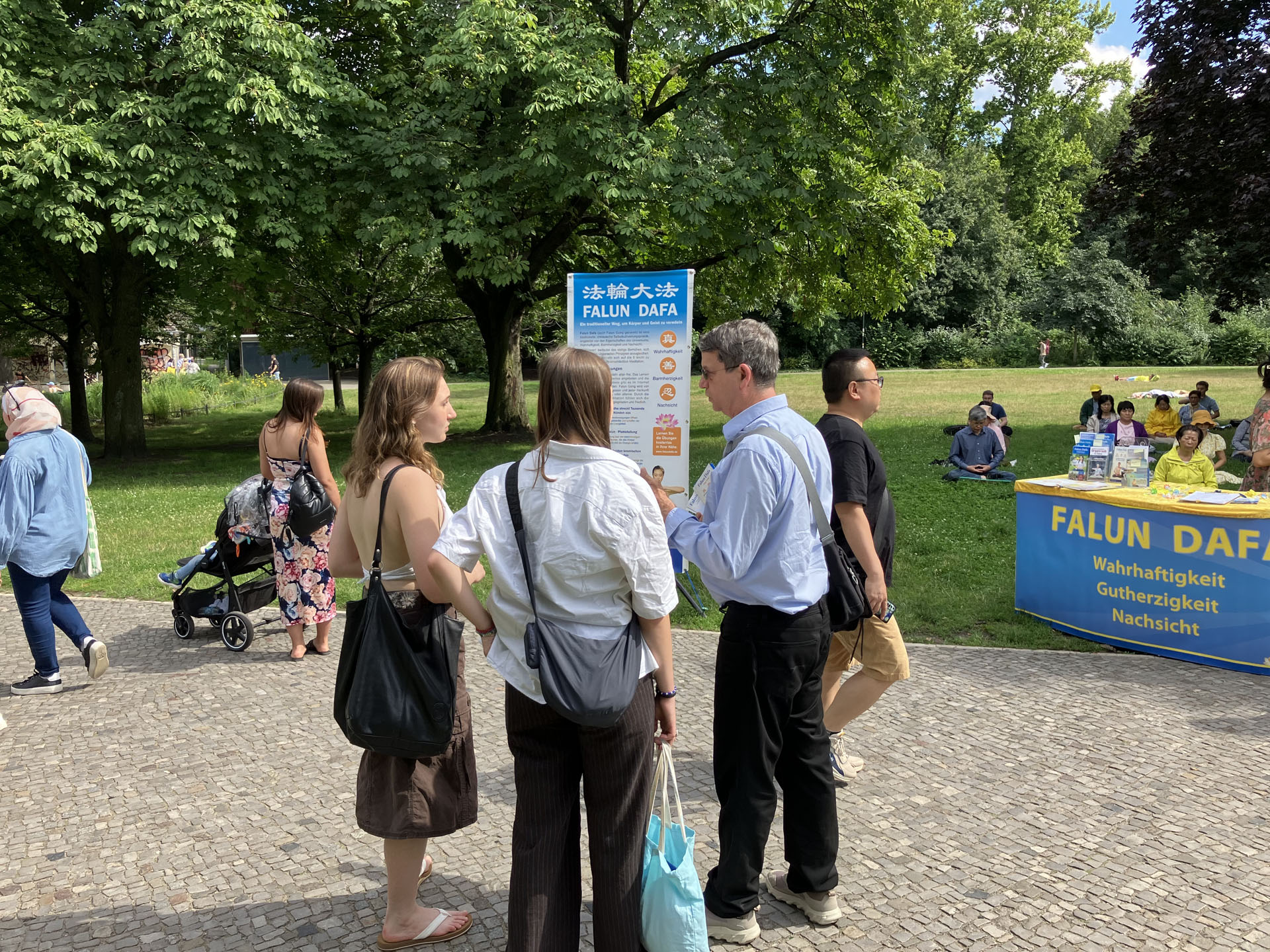 Image for article Berlín, Alemania: La gente condena la persecución a Falun Dafa