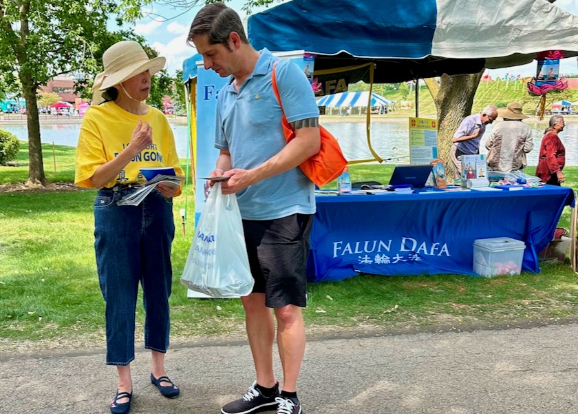 Image for article Chicago: Presentación de Falun Dafa en un Festival Cultural