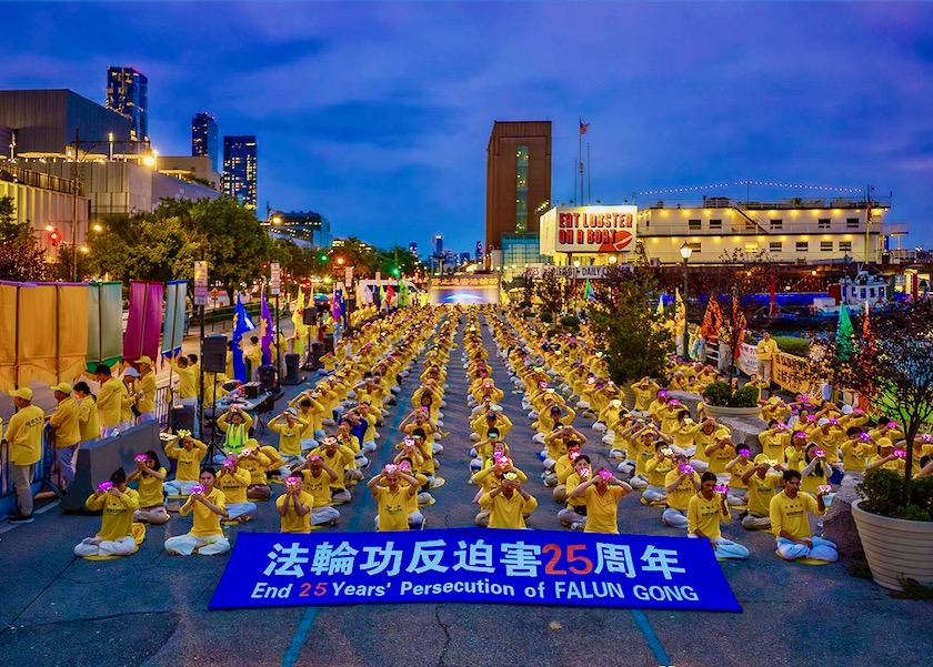 Image for article Nueva York: La gente elogia Falun Dafa durante un ejercicio grupal y una vigilia con velas en el Consulado de China