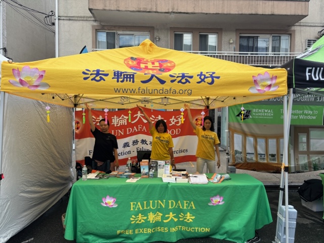 Image for article Nueva York: Compartiendo la belleza de Falun Dafa en una feria callejera de verano