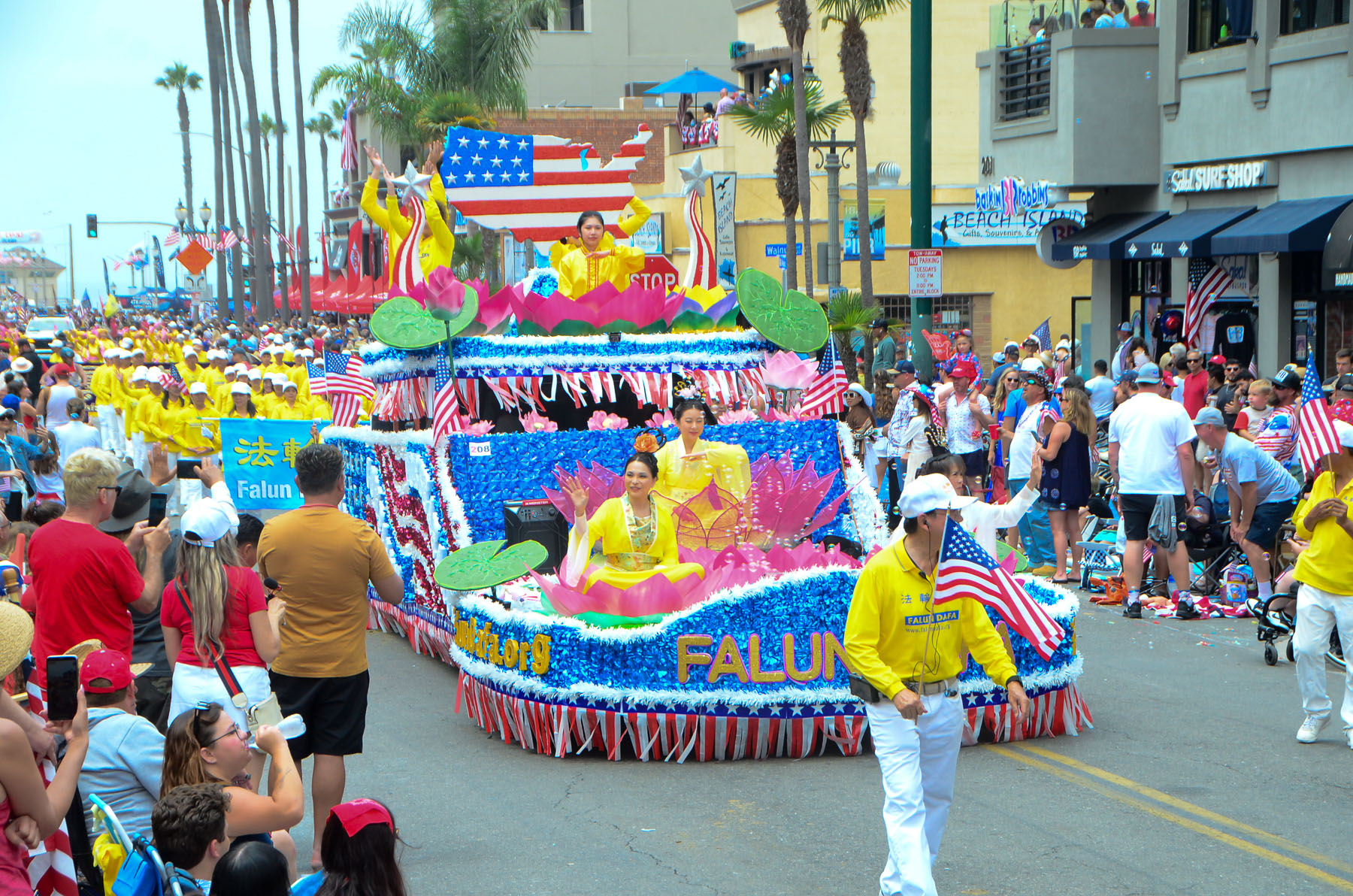 Image for article Huntington Beach, CA: Falun Dafa recibe la bienvenida en el desfile más grande del Día de la Independencia de la Costa Oeste