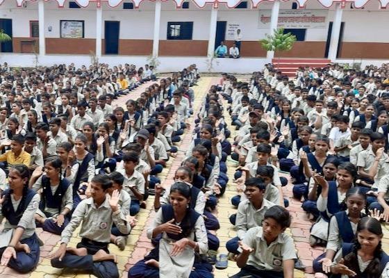 Image for article ​India: Estudiantes y profesores aprenden los ejercicios de Falun Dafa durante los talleres celebrados en Chimur