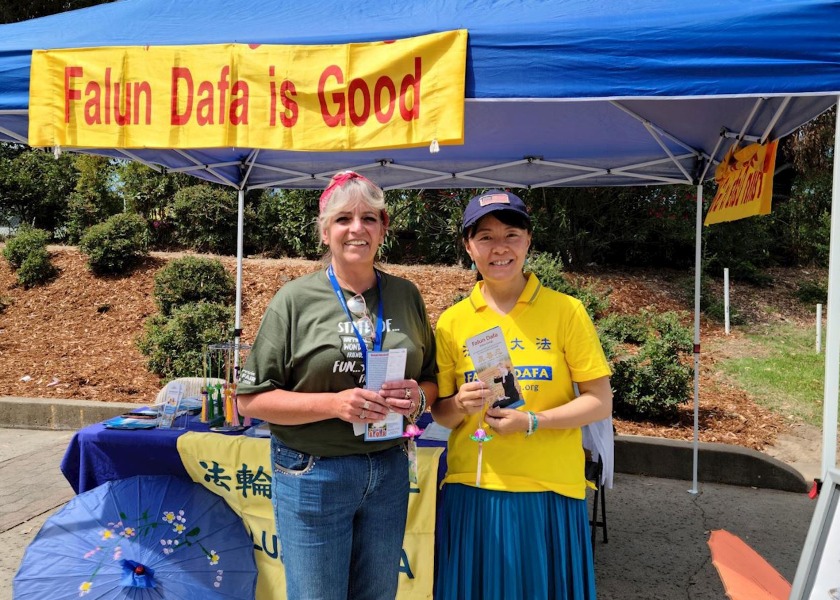 Image for article ​Sacramento, California: Practicantes presentan Falun Dafa en feria estatal