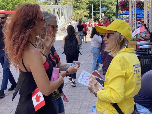 Image for article Grupo de Falun Dafa enseña los ejercicios en las celebraciones del Día de Canadá