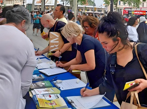 Image for article Barcelona, ​​España: Turistas firman una petición para poner fin a la persecución a Falun Dafa