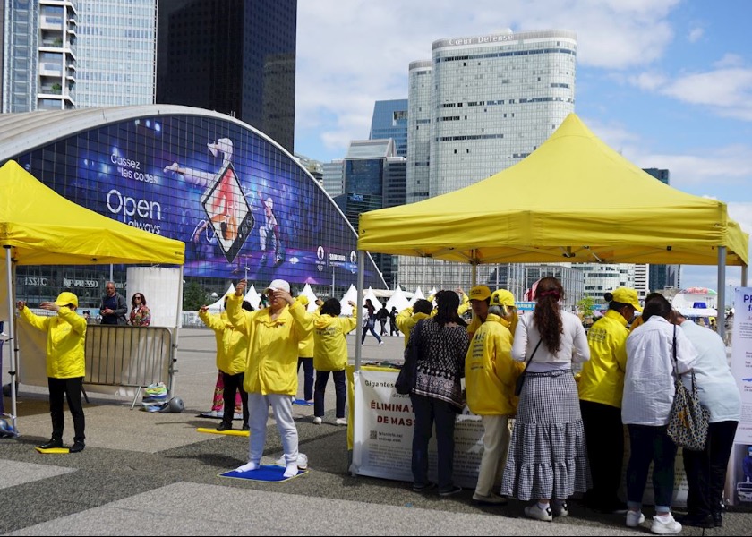 Image for article París: Practicantes de Falun Dafa exponen los crímenes de genocidio del PCCh durante un evento en La Défense