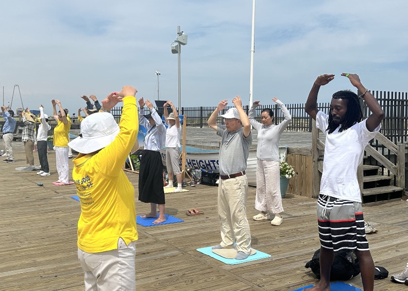 Image for article Nueva Jersey, EE. UU.: Turistas aprenden sobre Falun Dafa y condenan la persecución