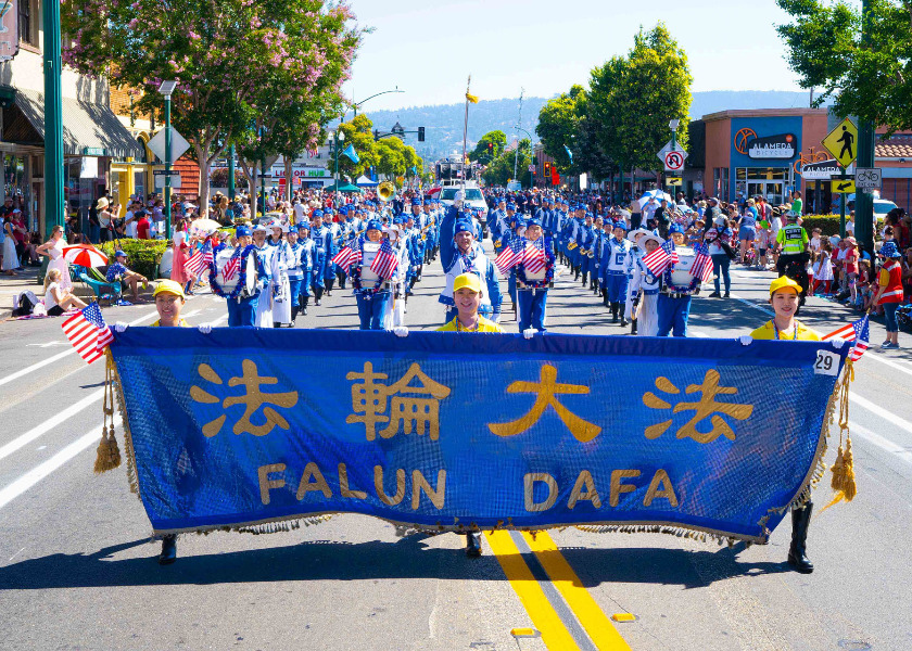 Image for article San Francisco: Grupo de Falun Dafa irradia bondad en dos desfiles del Día de la Independencia