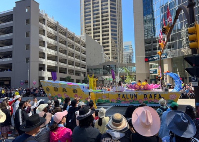 Image for article Canadá: Practicantes en el desfile de la Estampida de Calgary conmueven al público