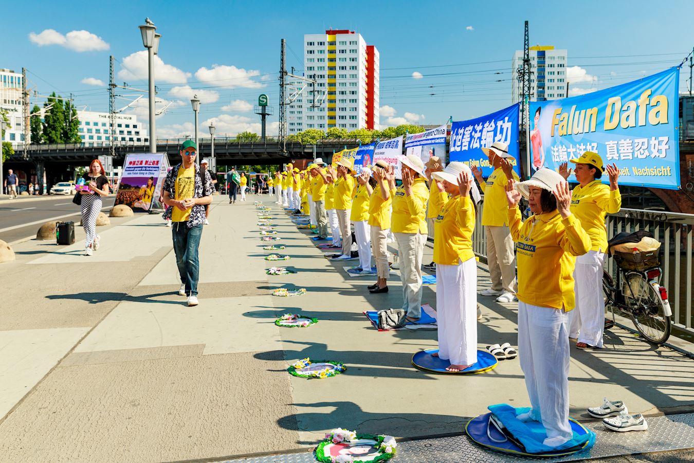 Image for article Alemania: concentraciones pacíficas frente la Embajada y los consulados chinos denuncian los 25 años de la persecución a Falun Gong