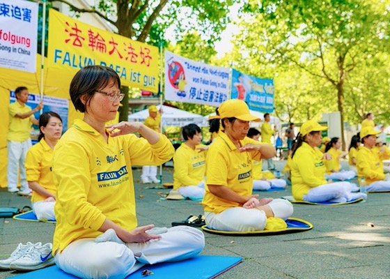 Image for article Berlín, Alemania: Evento para generar conciencia sobre la persecución a Falun Gong