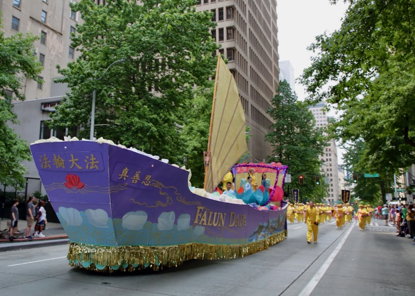 Image for article Seattle: La gente aplaude al contingente de Falun Dafa en el Desfile de Antorchas de Seafair