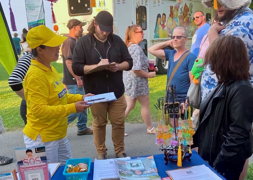 Image for article Nueva York: Visitantes del Oswego Harborfest conocen Falun Dafa