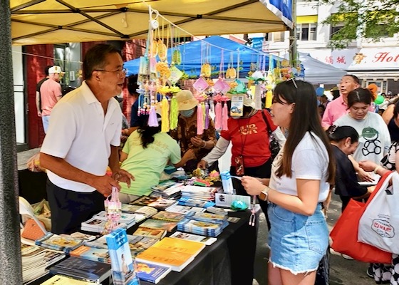 Image for article Boston: residentes y turistas felices de encontrar Falun Dafa en el Festival de Medio Otoño del Barrio Chino