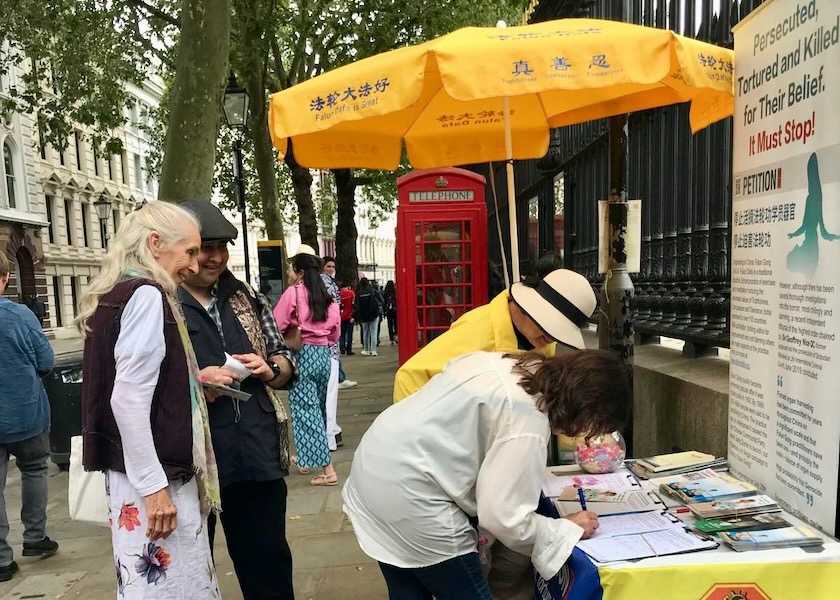 Image for article Reino Unido: Turistas chinos aprenden sobre Falun Gong y renuncian al PCCh frente al Museo Británico