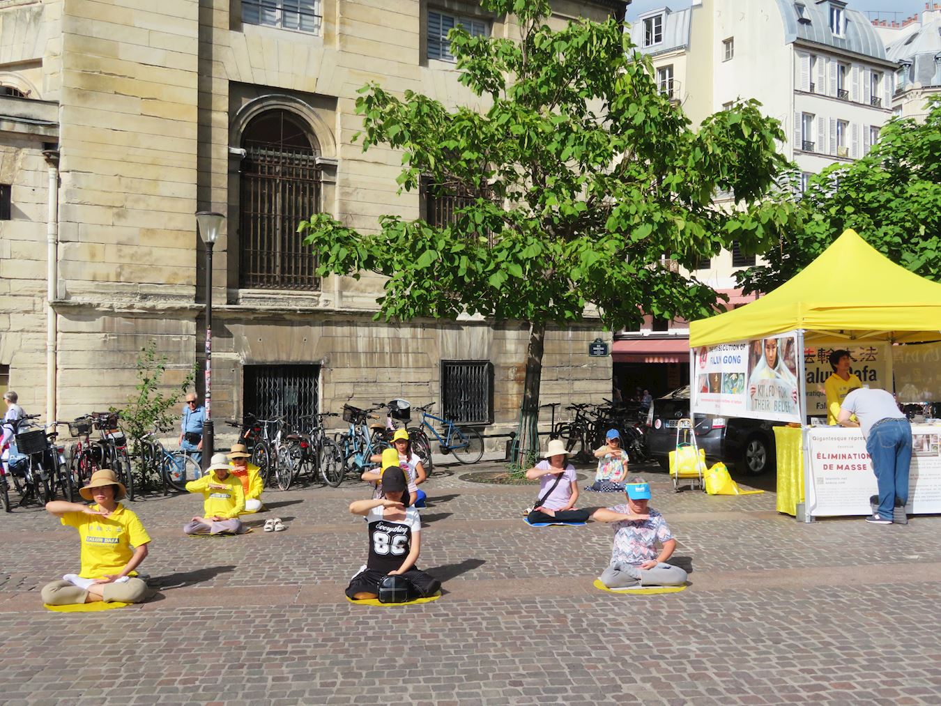 Image for article Francia: la gente expresa su apoyo a Falun Dafa durante un evento en París