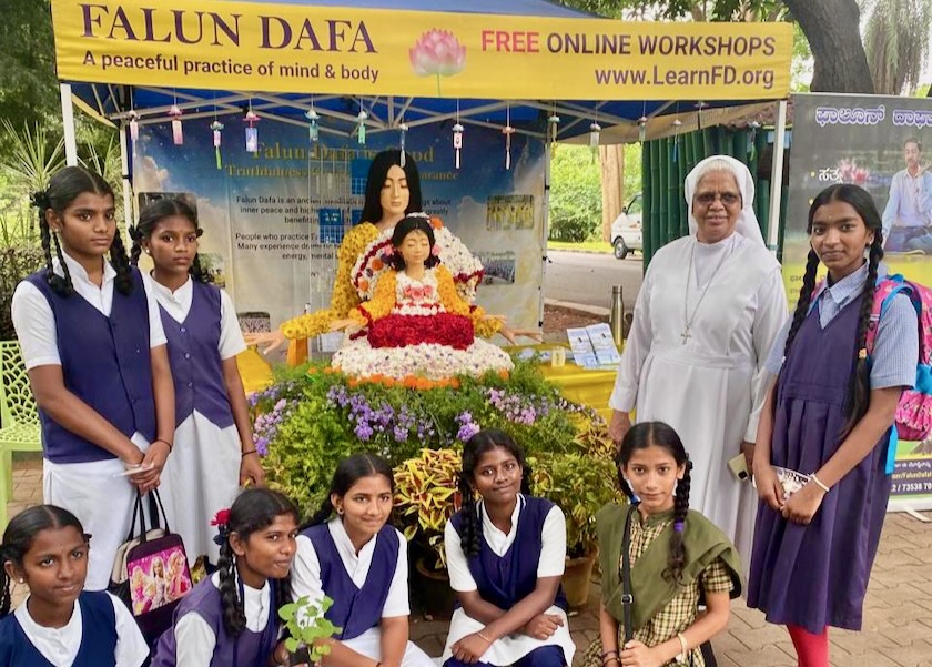 Image for article India: Visitantes de la Exposición de Flores de Lalbagh se informan sobre Falun Dafa