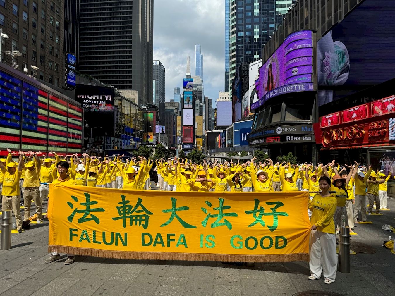 Image for article La gente de Nueva York elogia a Falun Dafa durante un evento en Times Square