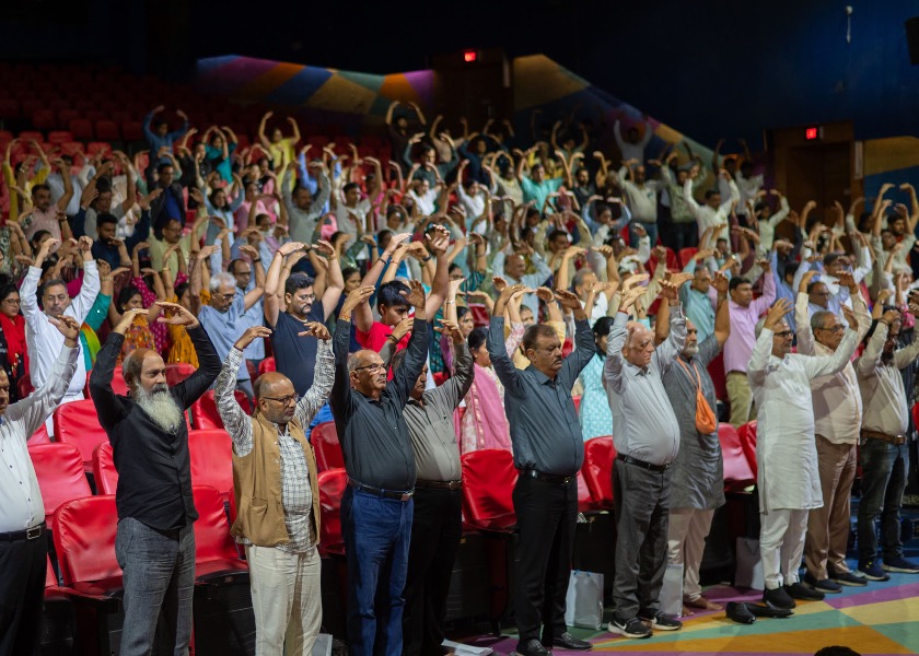 Image for article ​Surat, India: 400 Asistentes al Simposio de Falun Dafa, líderes de la comunidad expresan su apoyo a los practicantes