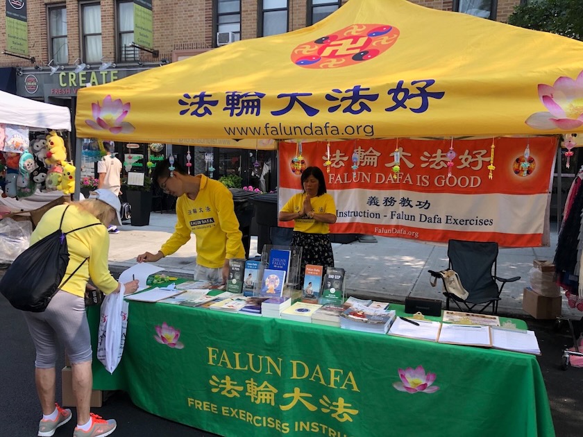 Image for article Nueva York: Presentación de Falun Dafa en el Mercado de la Calle Astoria