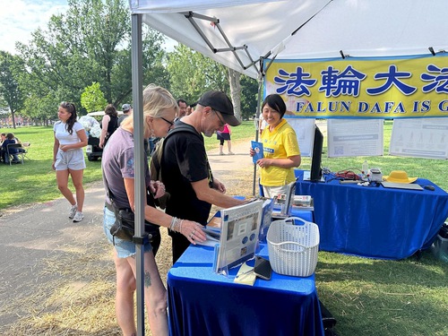 Image for article ​Ontario, Canadá: la gente aprende Falun Gong y siente la energía en el London Ribfest