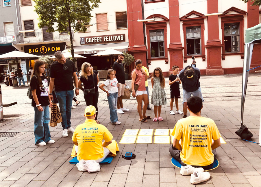 Image for article Alemania: la gente de Mannheim condena la persecución a Falun Dafa “El comunismo es una plaga para la humanidad”