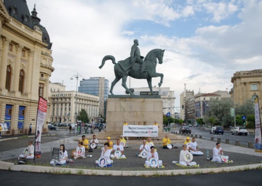 Image for article Bucarest, Rumania: La gente apoya a los practicantes en el aniversario de su protesta contra la persecución en curso en China