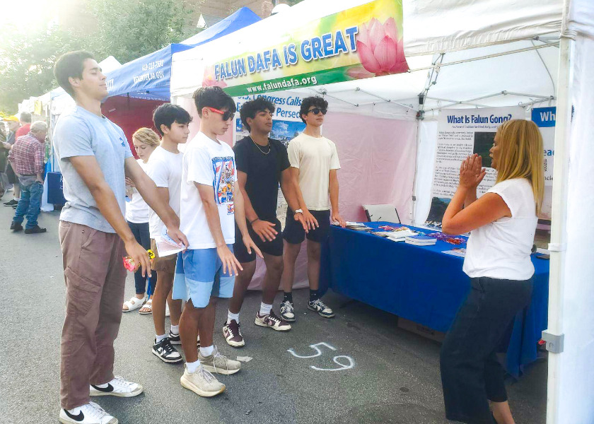 Image for article Michigan, EE. UU.: Presentación de Falun Dafa en la Feria de Arte de Ann Arbor