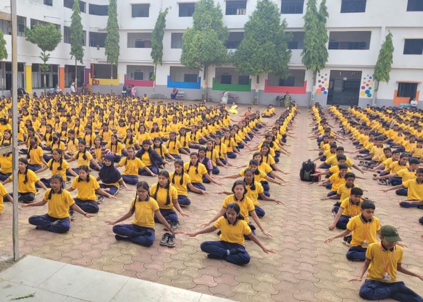 Image for article India: Más de 1.200 estudiantes y profesores de secundaria y preparatoria aprenden los ejercicios de Falun Dafa