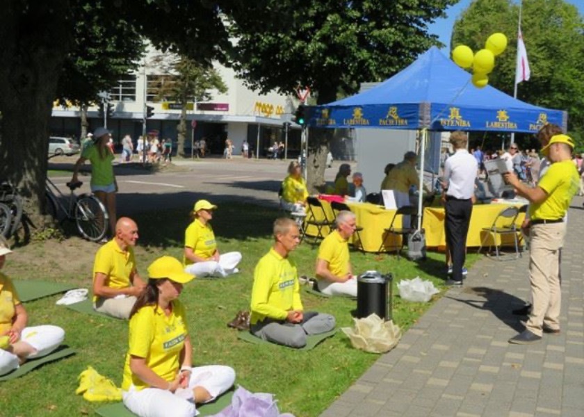 Image for article Letonia: La gente ansiosa por aprender sobre Falun Dafa durante el Festival de la Ciudad de Ventspils