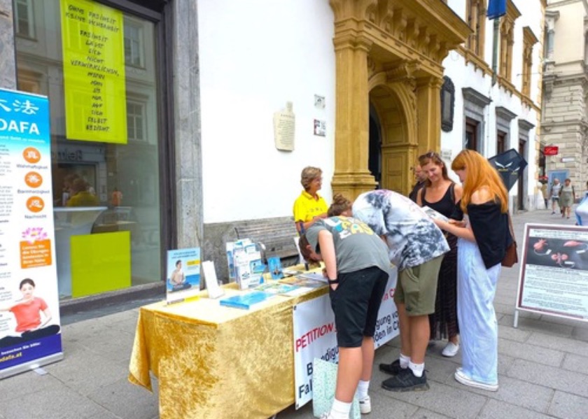 Image for article Austria: La gente aprende sobre Falun Dafa durante un evento en Graz