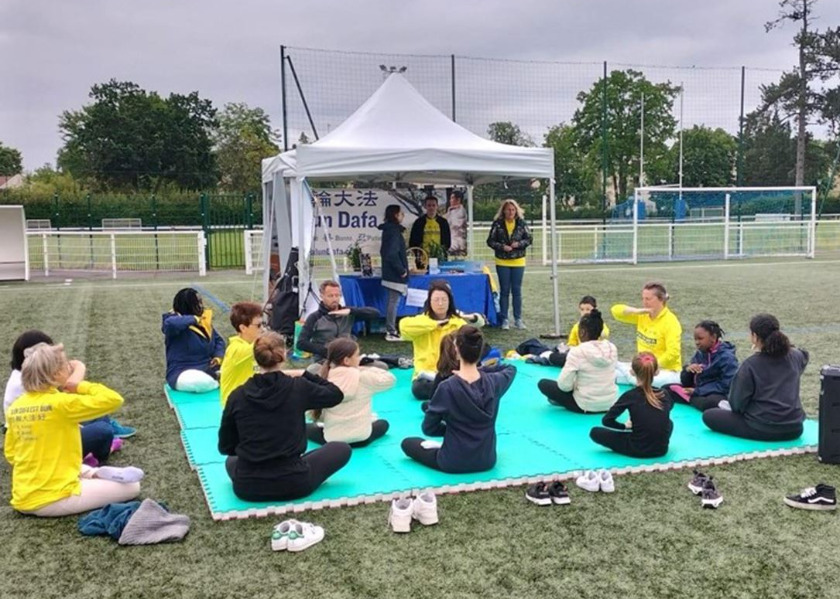 Image for article Francia: Presentando Falun Dafa en un evento deportivo comunitario