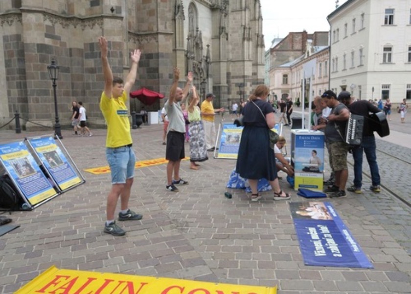 Image for article Eslovaquia: Presentando Falun Dafa y generando conciencia sobre la persecución en seis ciudades