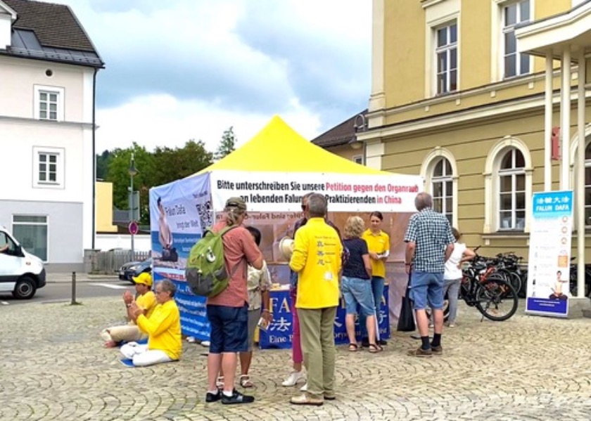 Image for article Alemania: La gente apoya a Falun Dafa en un evento informativo en Füssen