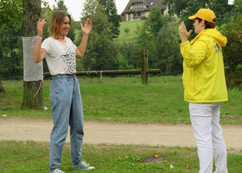 Image for article Letonia: Visitantes al festival aprenden Falun Dafa