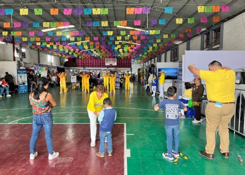 Image for article México: Asistentes conocieron Falun Dafa durante la Feria de Teziutlán 2024