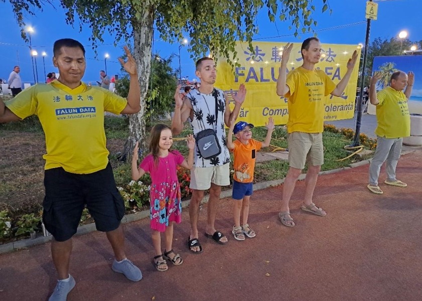 Image for article Rumania: la gente elogia a Falun Dafa durante eventos en seis ciudades