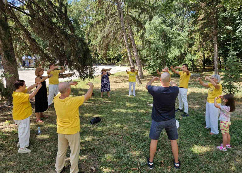 Image for article Bulgaria: Presentación de Falun Dafa en un festival en Yambol