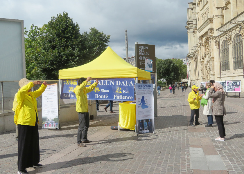 Image for article ​Francia: La gente condena la persecución a Falun Dafa durante un evento en París