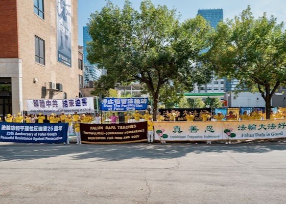 Image for article Chicago: El público condena la persecución a Falun Dafa durante una manifestación ante el Consulado de China