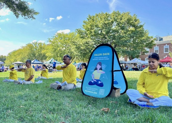 Image for article Newark, Delaware: La gente apoya a Falun Dafa y el fin de la persecución en un evento del Día de la Comunidad