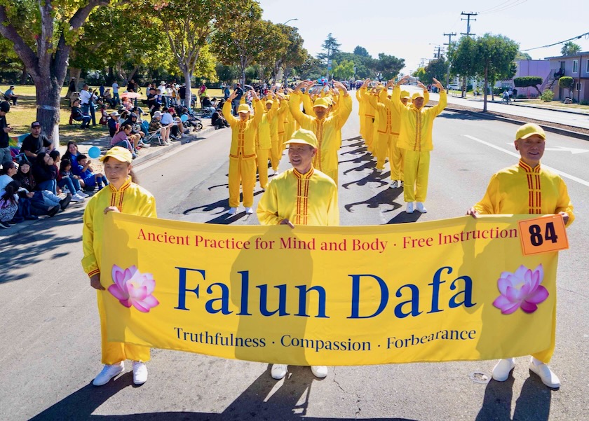 Image for article California: La gente aprecia los mensajes positivos de Falun Dafa en el desfile del aniversario de Newark