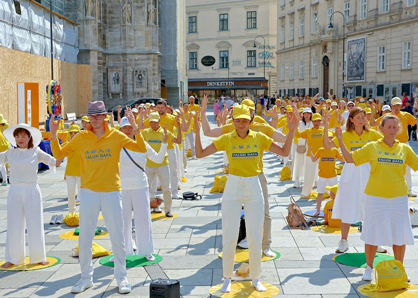 Image for article ​Viena, Austria: La inspiración de una pareja israelí tras observar las manifestaciones pacíficas de los practicantes de Falun Dafa