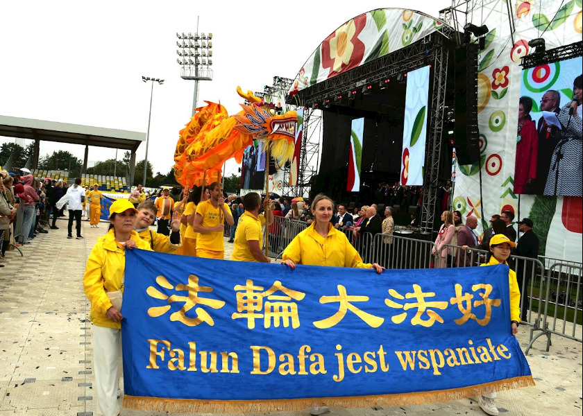 Image for article ​Polonia: Grupo de Falun Dafa actúa en el Festival de la Cosecha en Skierniewice