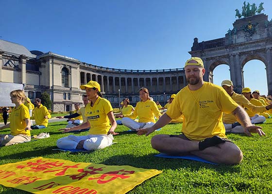 Image for article ​Practicantes describen cómo Falun Dafa mejoró sus vidas durante un evento en Bélgica