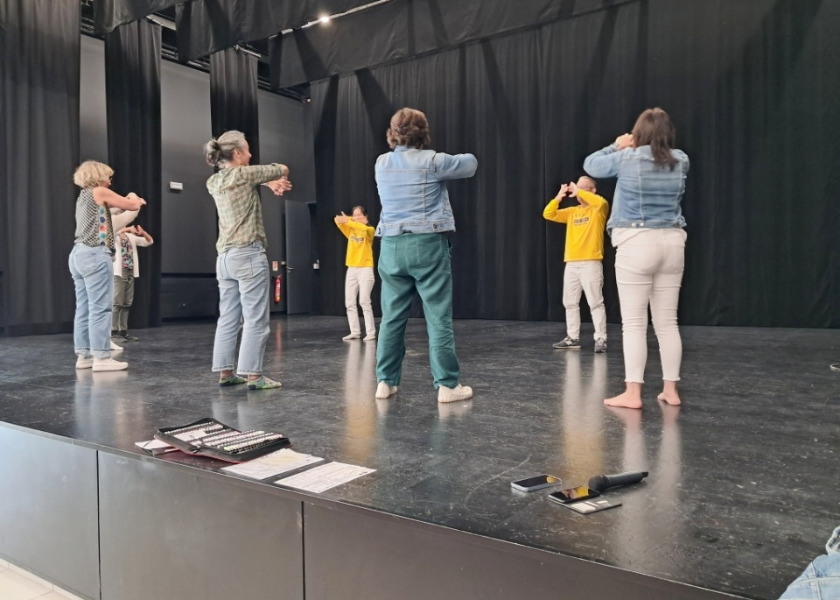 Image for article ​Francia: Asistentes a la Expo Salud aprenden los ejercicios de Falun Dafa