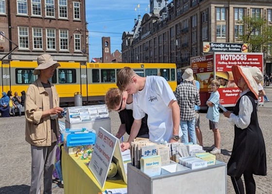 Image for article Ámsterdam, Países Bajos: Los practicantes de Falun Dafa crean conciencia sobre la persecución del régimen comunista chino