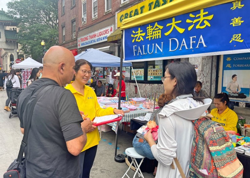 Image for article Boston, EE. UU.: Los asistentes a un evento conocen sobre Falun Dafa en el Barrio Chino