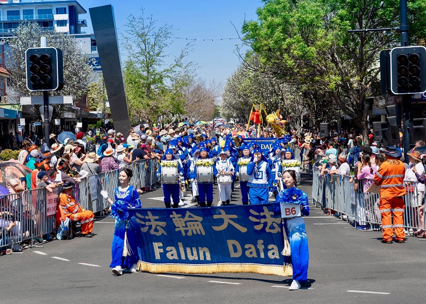 Image for article Toowoomba, Australia: Falun Dafa deleita a los espectadores en un gran desfile floral