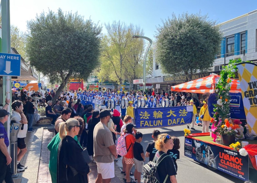 Image for article Nueva Zelanda: Espectadores elogian a Falun Dafa durante desfile de flores en Hastings